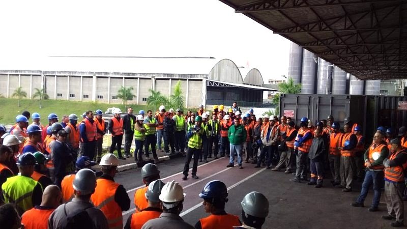 Técnico de segurança orientando equipe industrial