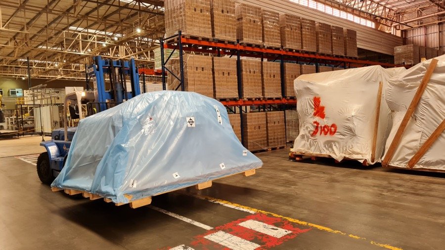 Supervisores acompanhando içamento com segurança