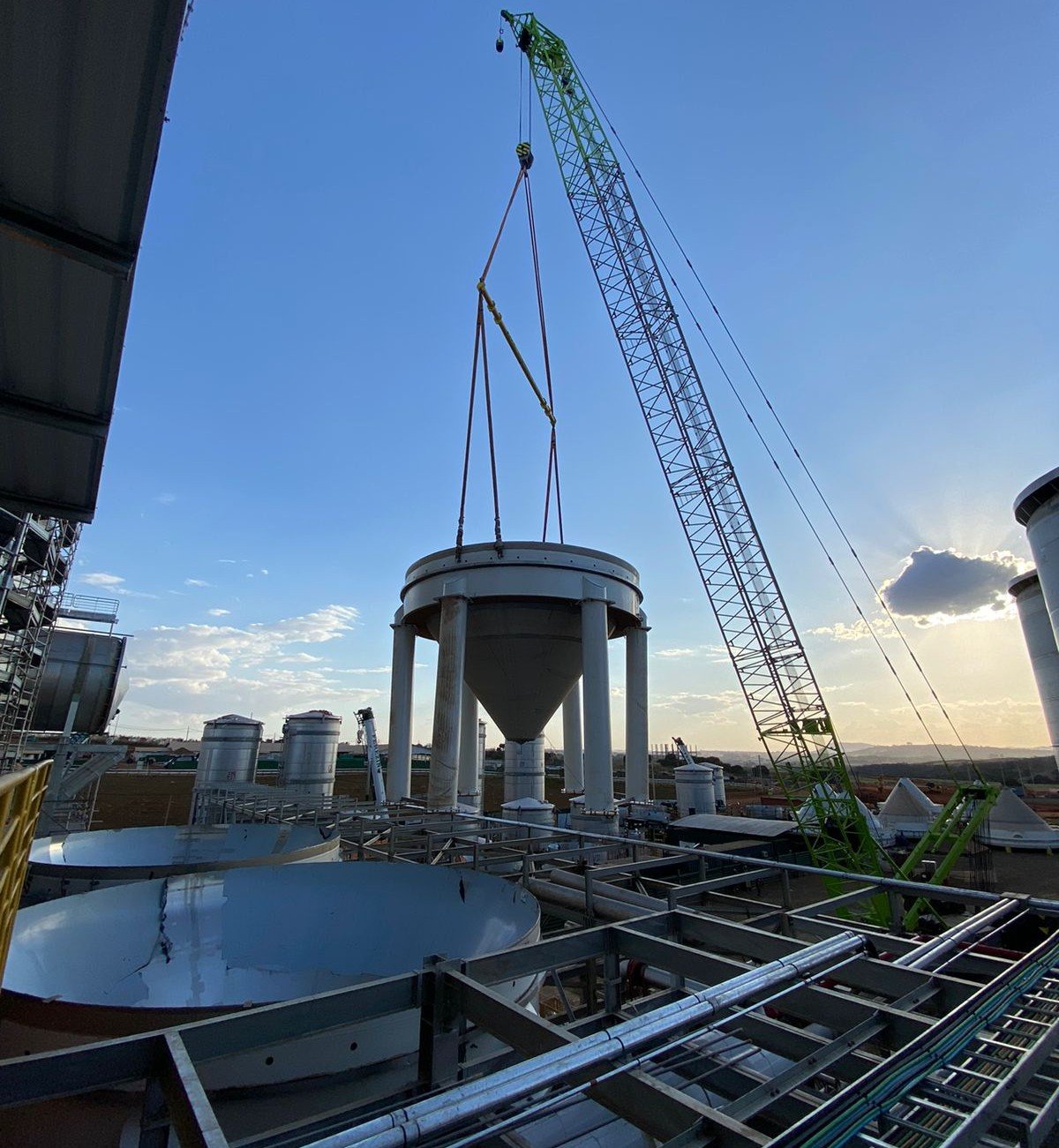 Operação de soldagem em tubulação industrial